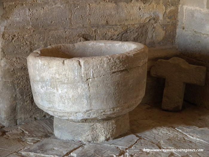 PILA BAUTISMAL A LOS PIES DEL TEMPLO